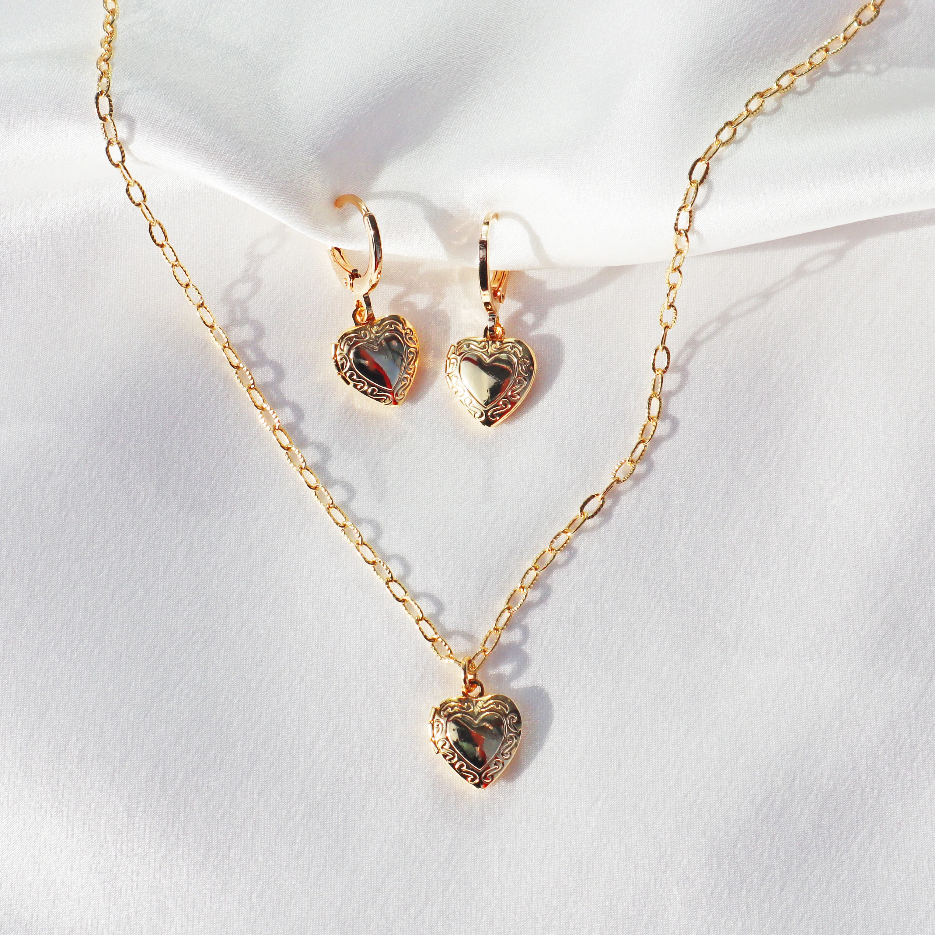 Nostalgia Heart Locket Earrings - Image 5