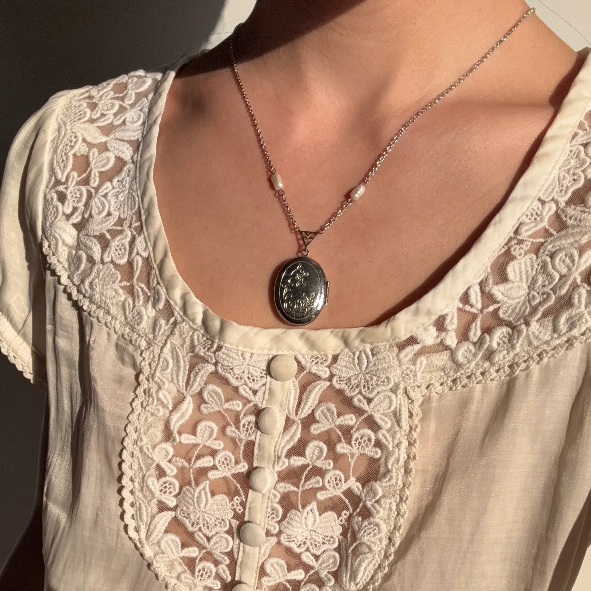 [Vintage Drop 16] Pretty Pearl Locket Necklace - Image 2