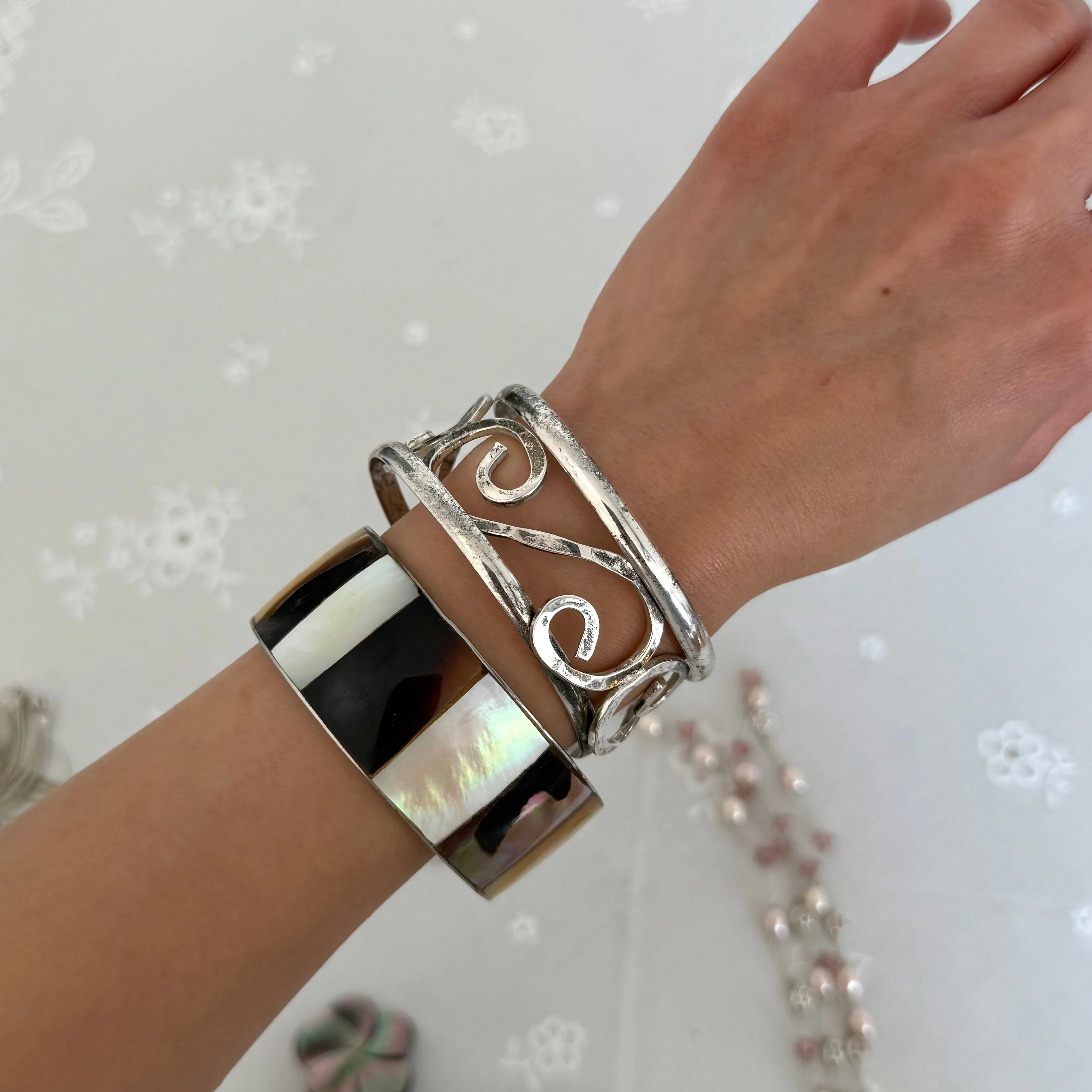 [Vintage Shell Drop] Swirl Bangle - Image 2
